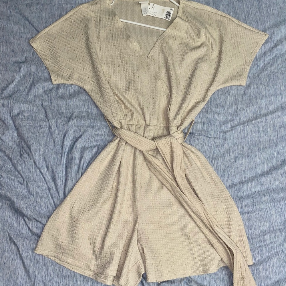 H&M Romper. Size Medium. *NEVER WORN. New w tags*